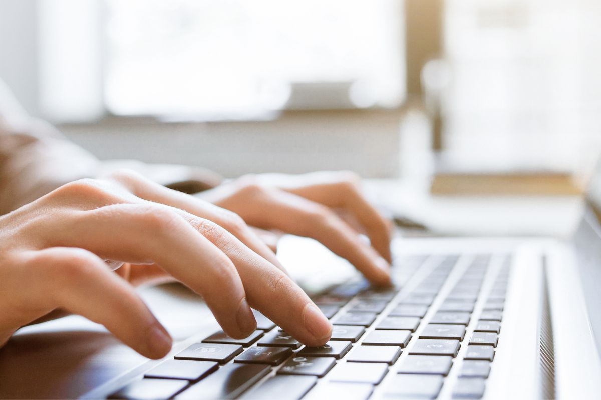The photo shows a woman's hand selling an Ad space on the website.