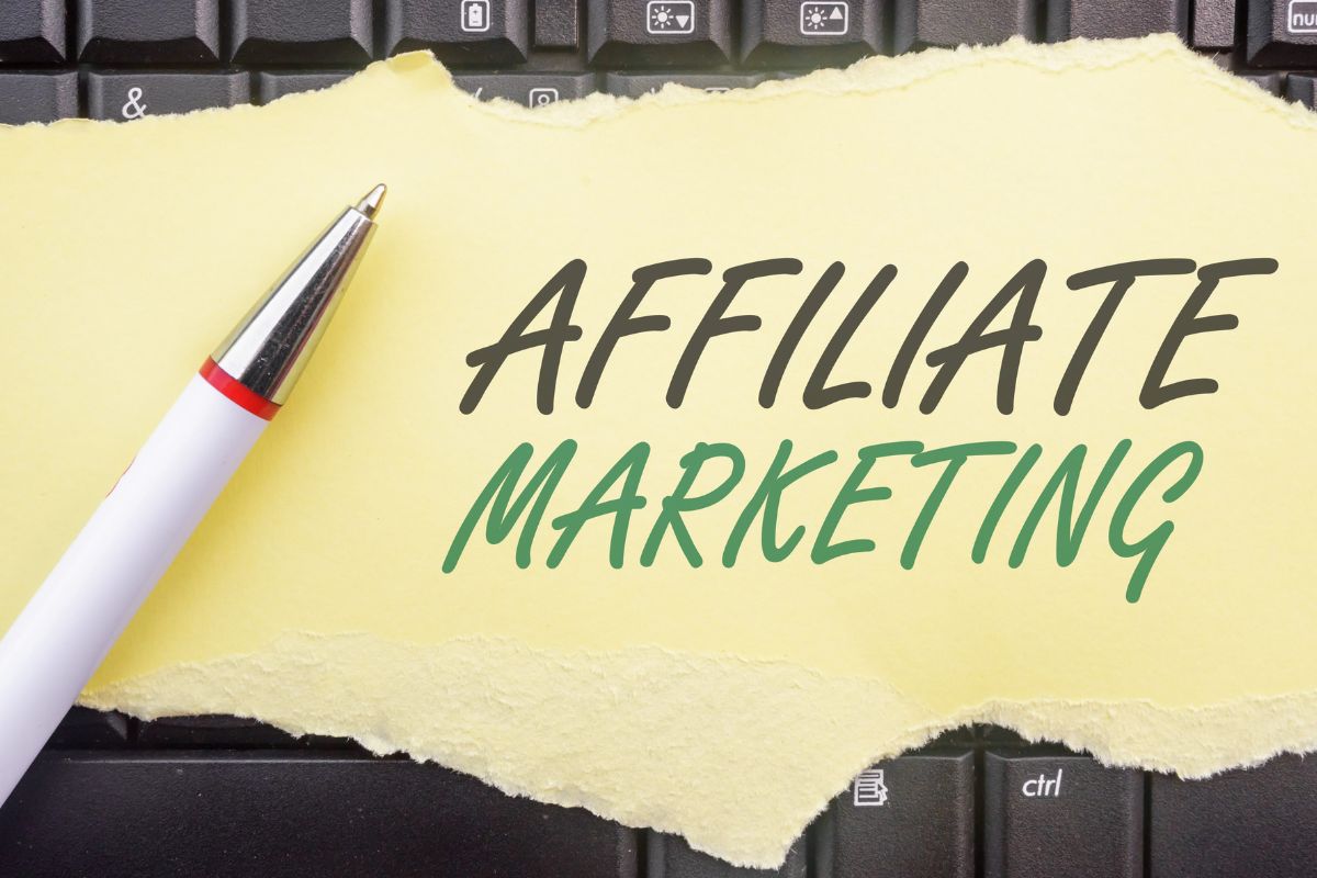An image of a paper with affiliate marketing written on it.