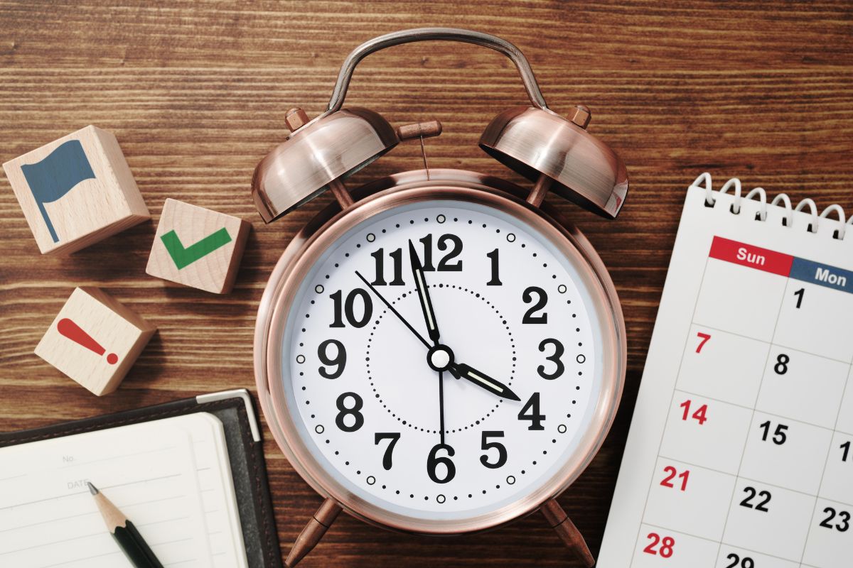 An image of a calendar and a clock.
