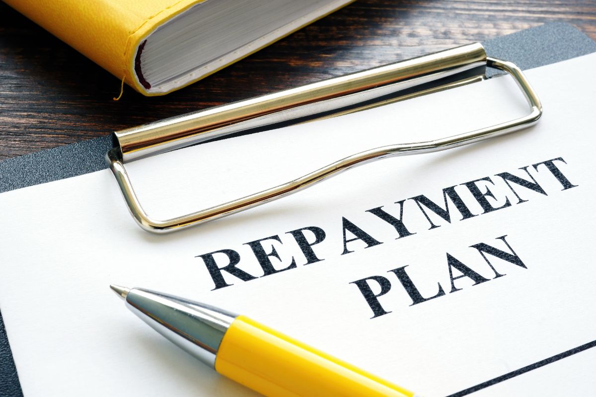 The photo shows a paper with repayment plan wording.