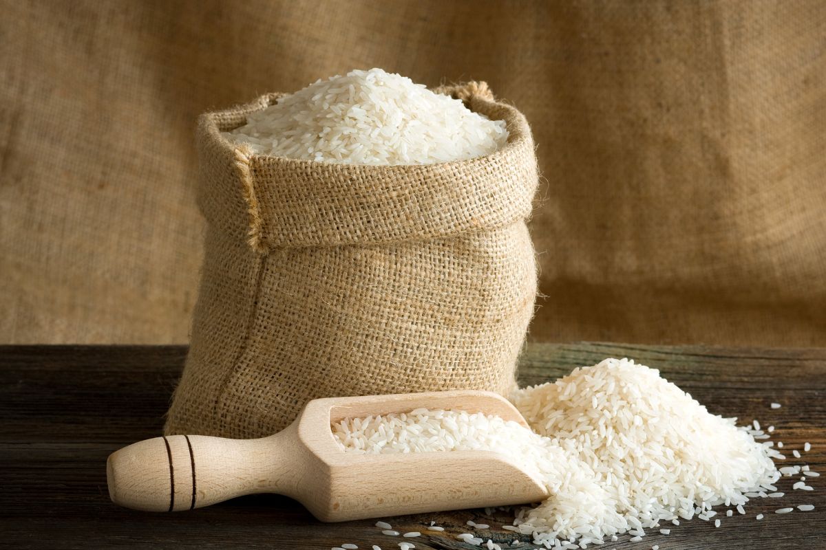 The picture of a sack and a scoop of rice.
