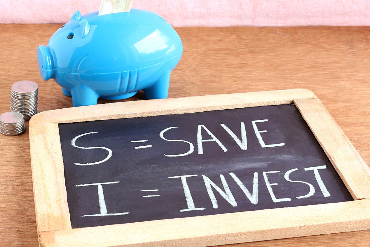 The image of a board with save and invest written.