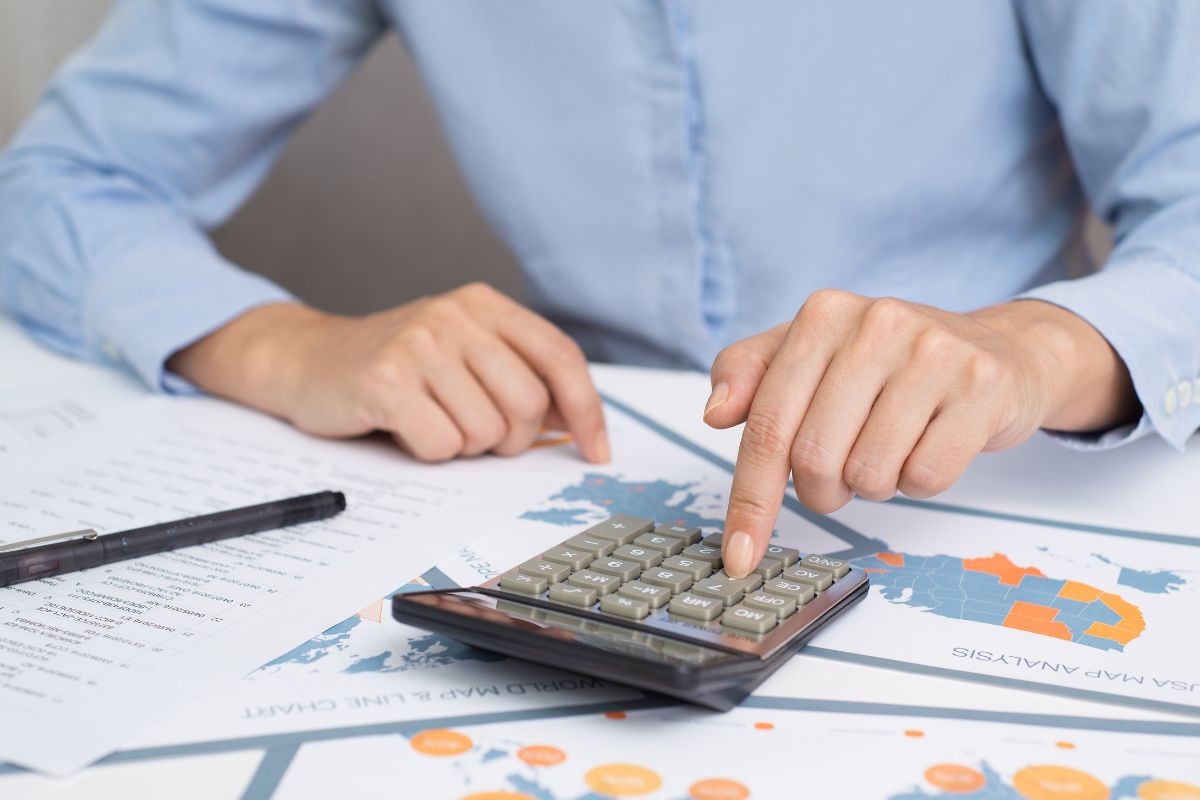 The photo of a man's hand working as a financial analyst.