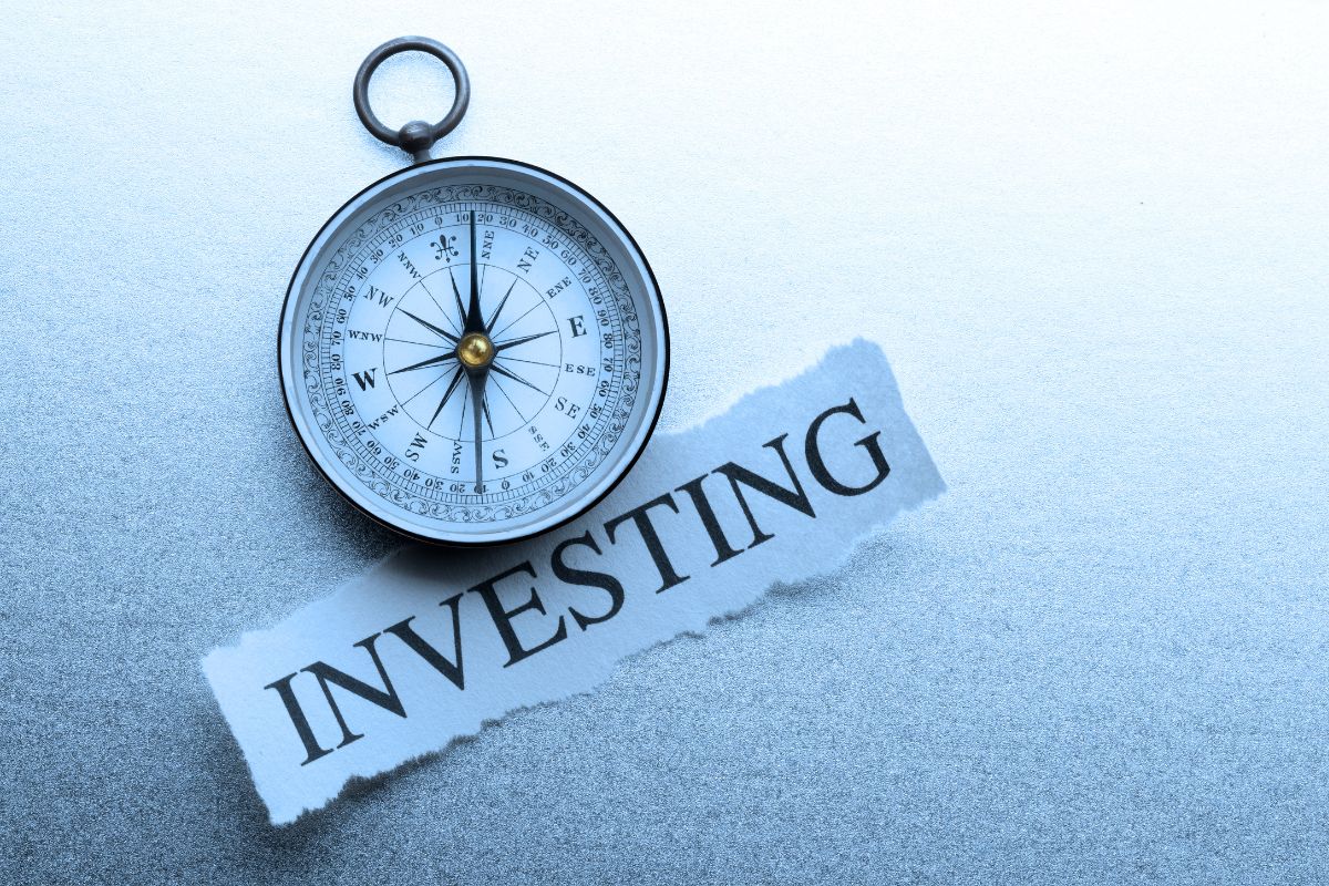 The image of a compass and a piece of paper with a note indicates that investing early and consistently builds a strong financial future.