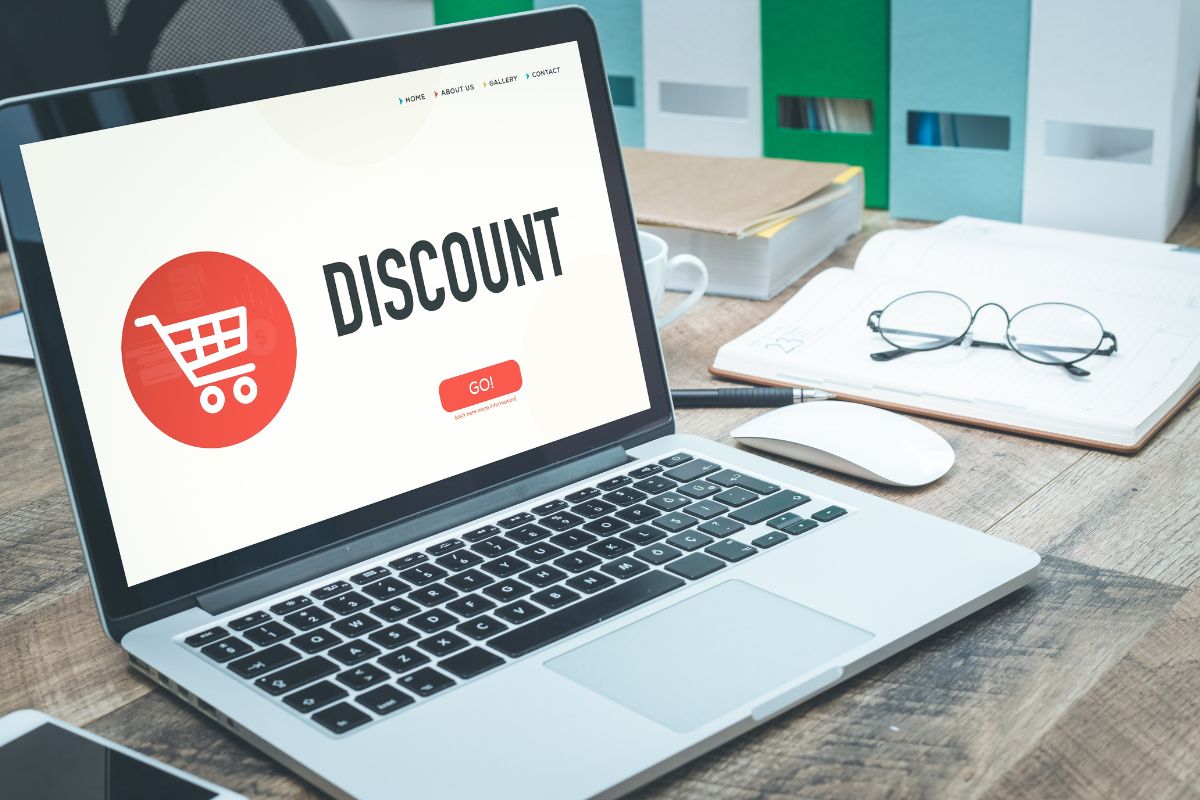 A photo shows a laptop with the discount display on screen.
