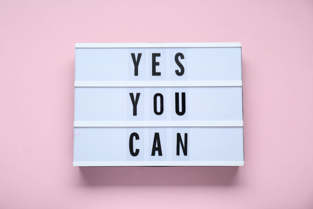 The picture tells about a whiteboard with notes indicating that using positive affirmations helps you stay focused on your goal.