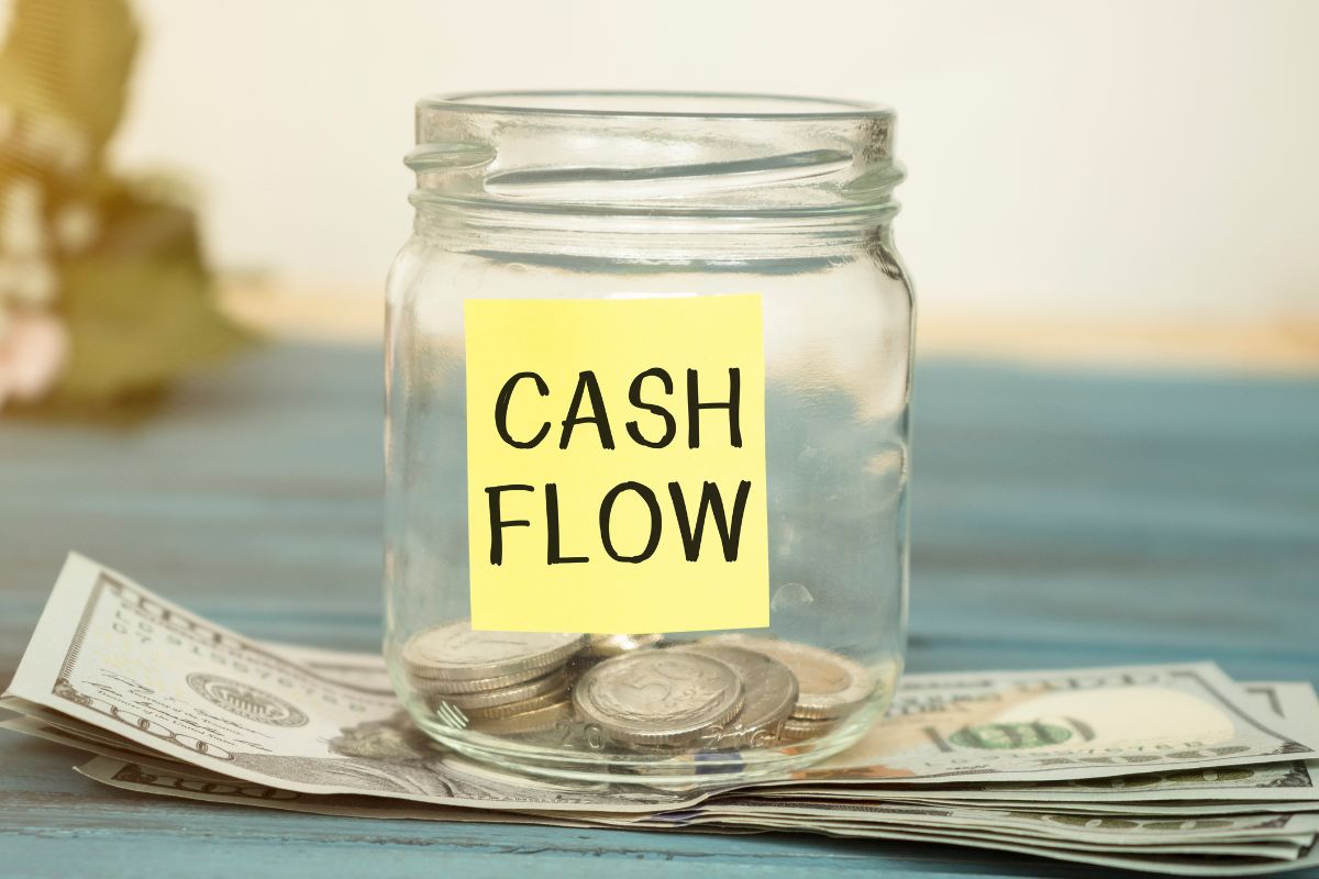 The pictures show money and a jar with cash flow wording.