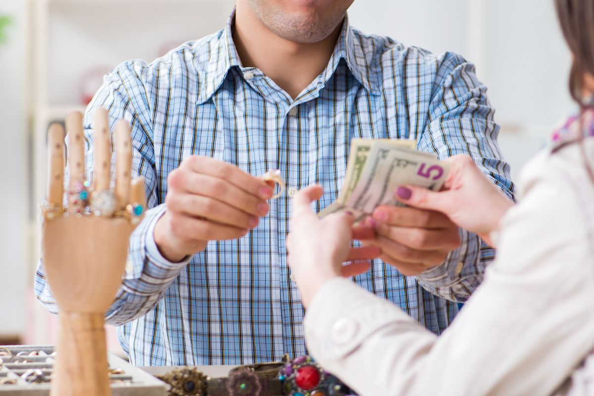 A photo of a woman selling her ring to the pawnshop.