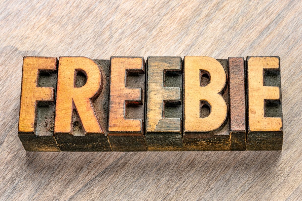A photo freebie wording made of wood.