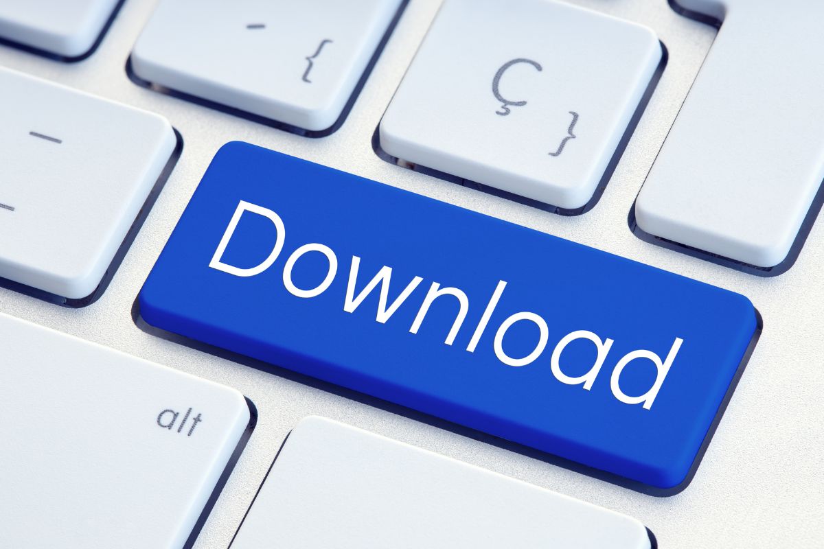 The photo shows a keyboard with a download button.