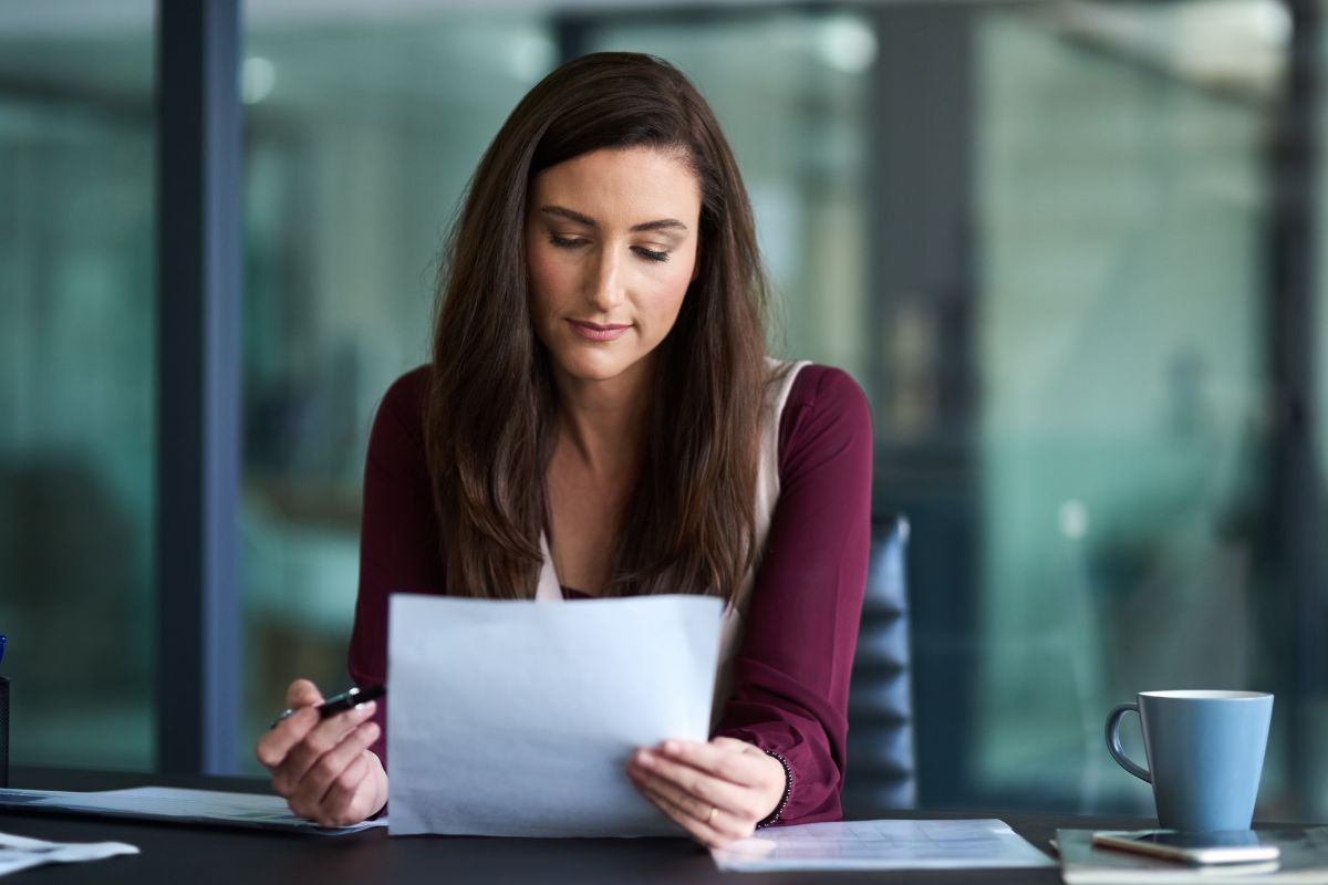 The image shows a woman identifying situations.