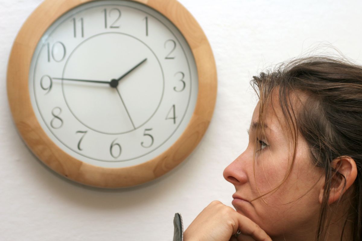 The photo shows waiting for the time before making purchases.
