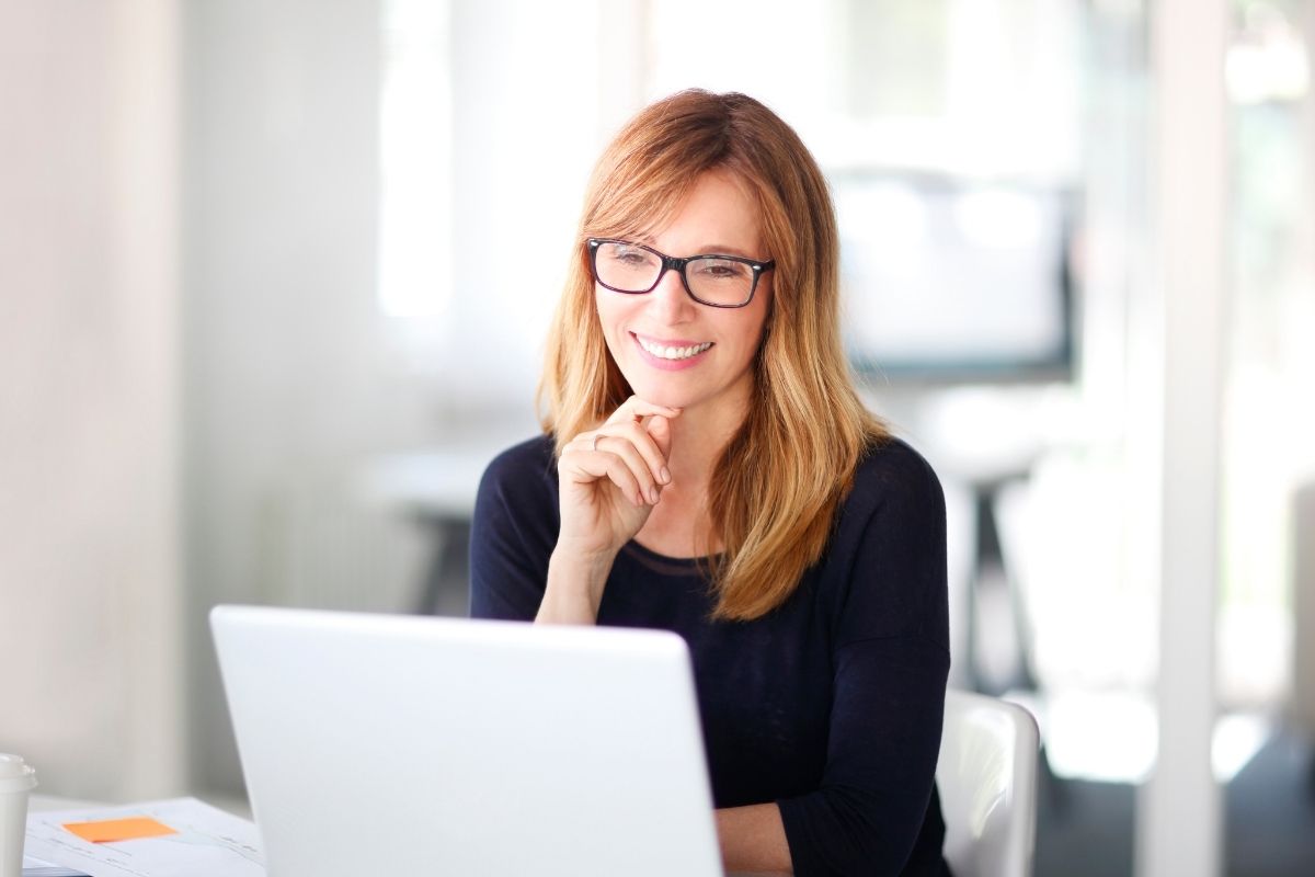 The photo shows a woman working as a digital product arbitrageur.