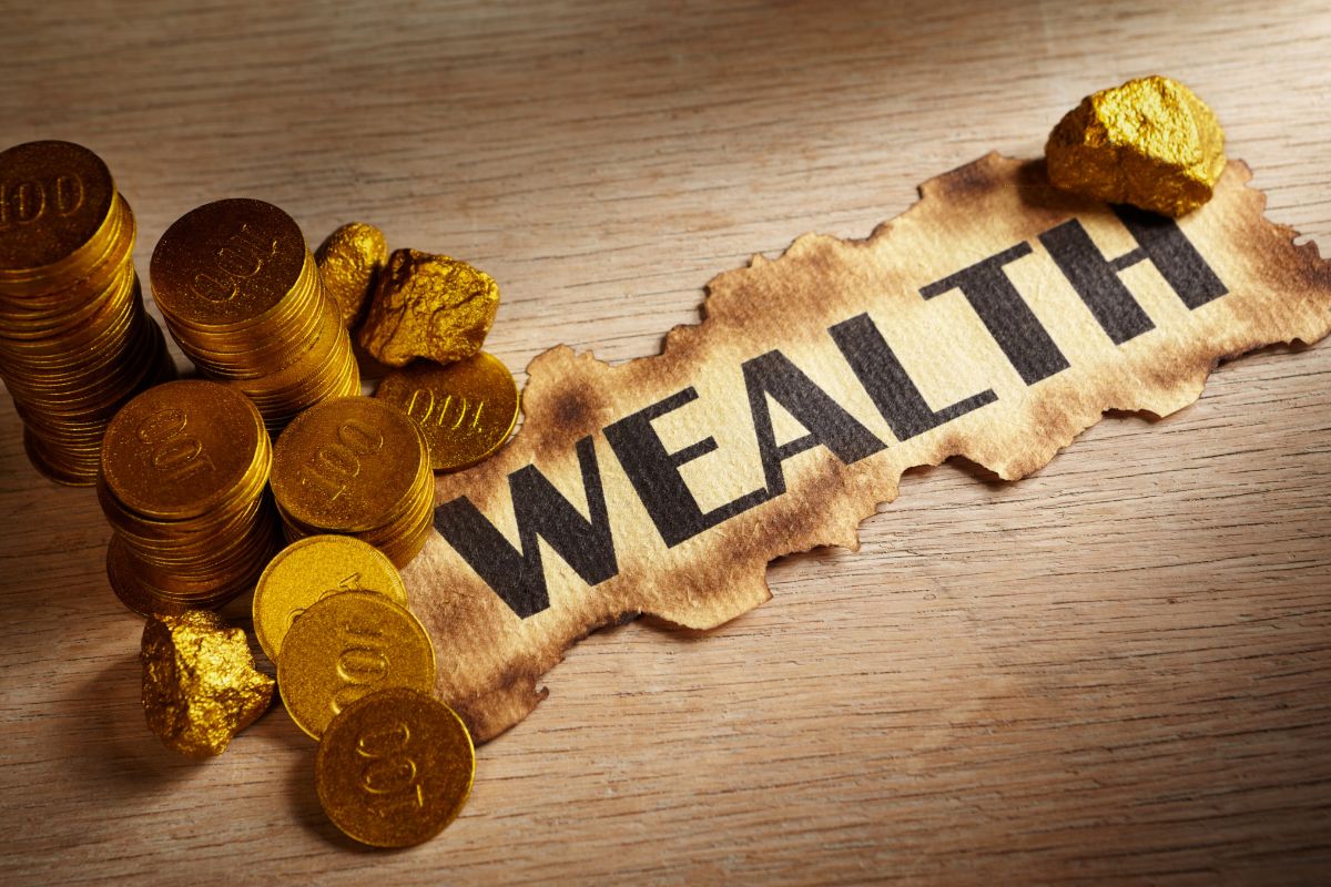The image tells about coins and a piece of paper with a note referring to the focus on long-term wealth can lead to long-term success.