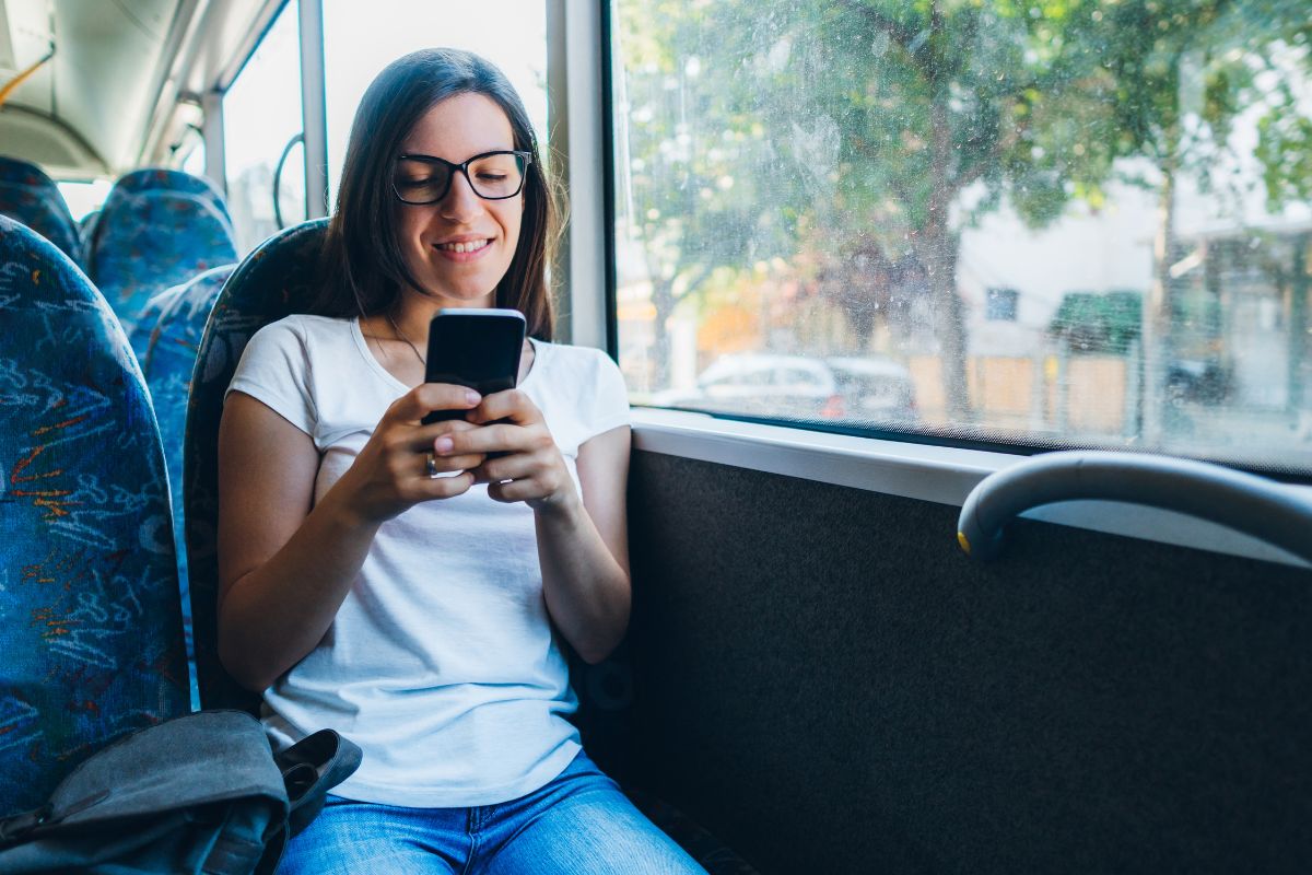 The image shows a lady optimizing a waiting time.