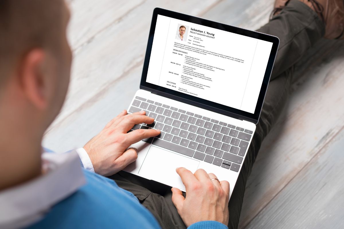 The photo of a man using a laptop with a screen display indicates that AI-powered personalized resume services are a useful device that people are willing to pay for. 