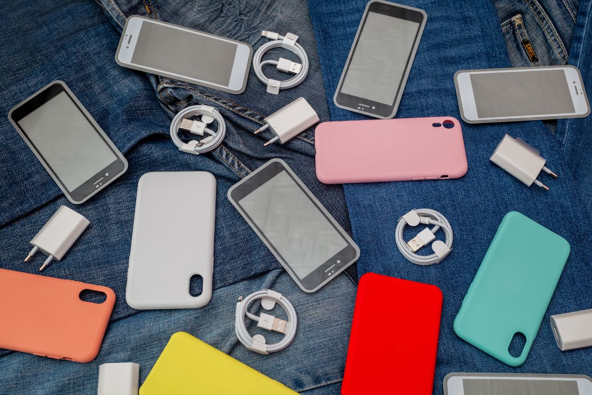 The photo shows phone accessories.
