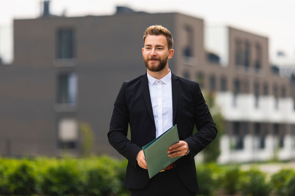 The picture shows a luxury real estate agent.