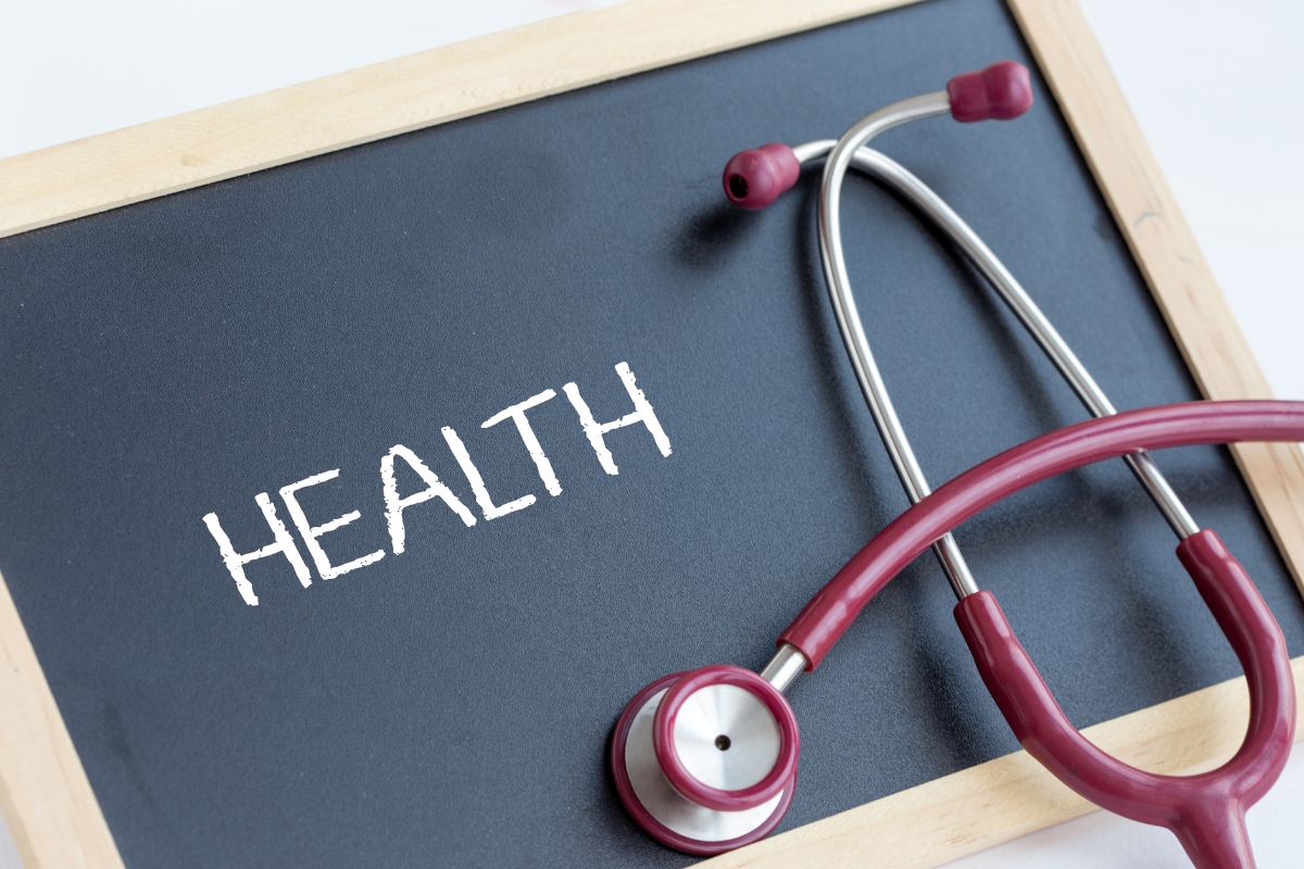 The picture shows a stethoscope and a board with a note which refers to personal health and life expectancy to consider how long retirement might last.
