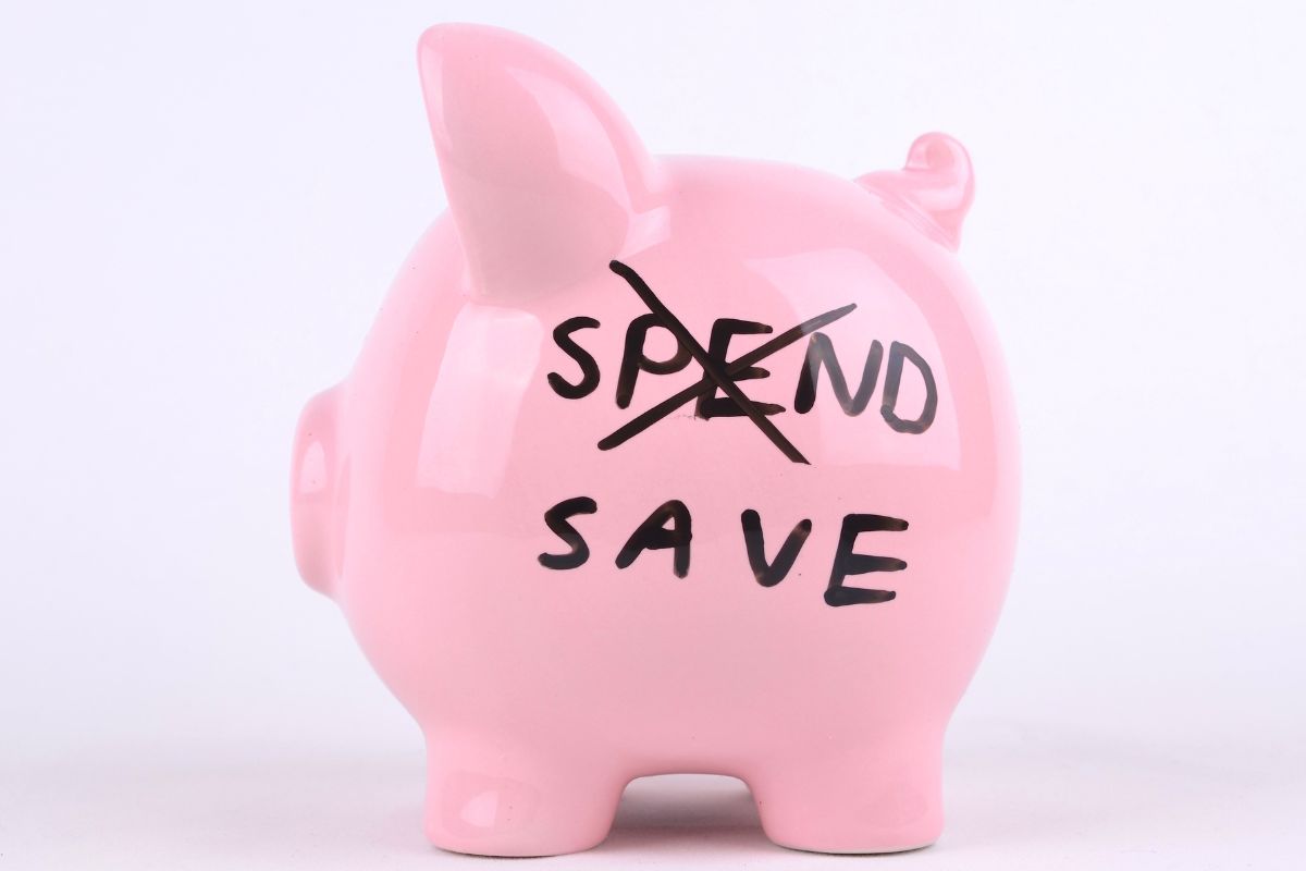 The image shows a piggy bank for the no-spend challenge.