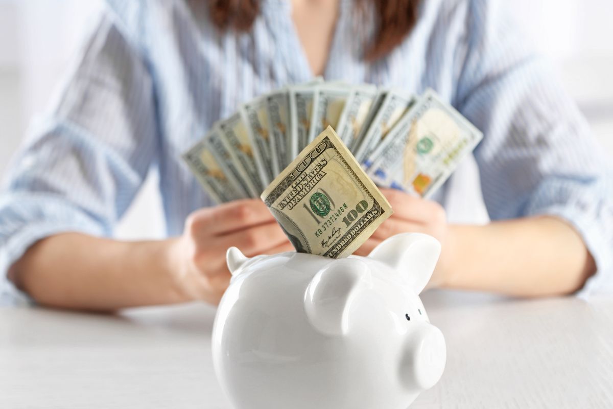 A imagem mostra uma mulher economizando US $ 5000 em 6 meses.