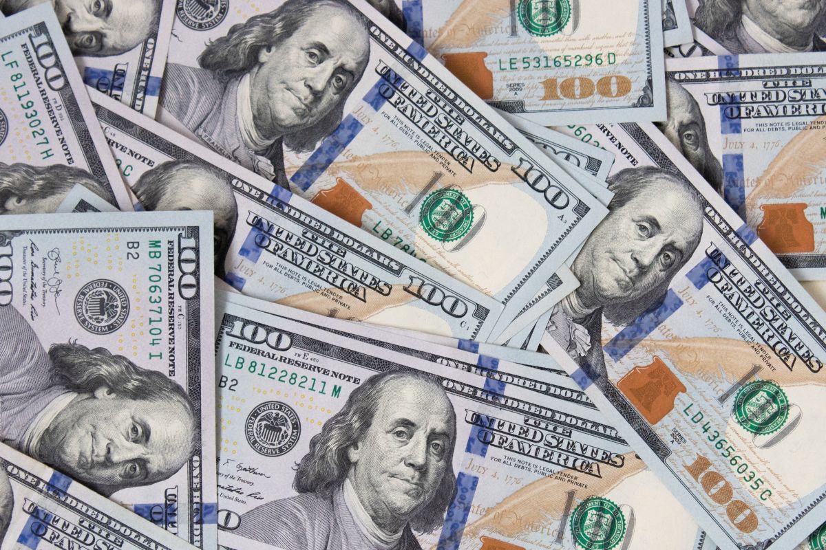 A foto mostra os primeiros US $ 100 mil salvos.