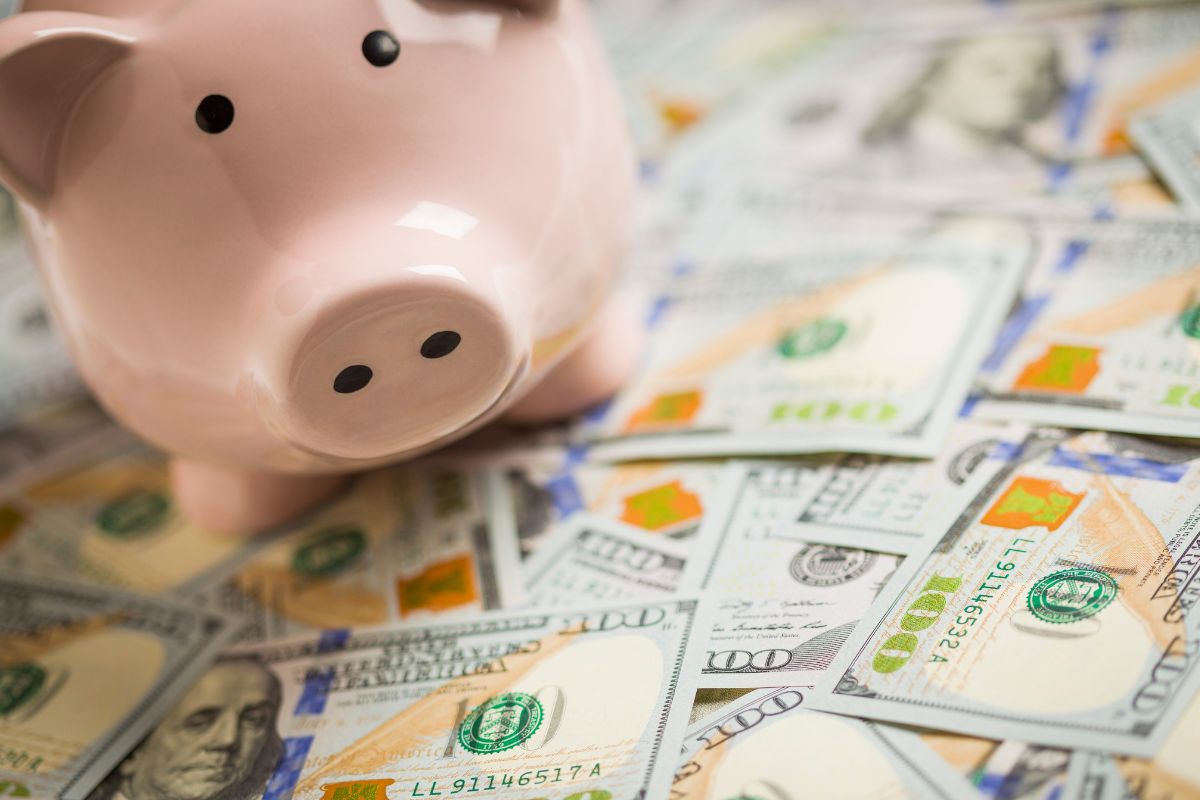 A imagem é sobre o popular desafio de economia de US $ 10 mil.