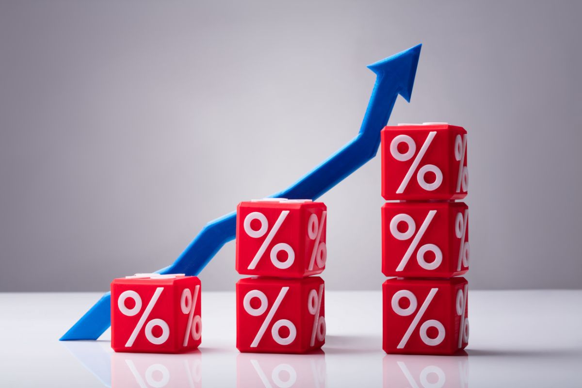 The picture shows cubes with percentages and an arrow referring to knowing your saving percentage leads to better financial control and long-term stability.