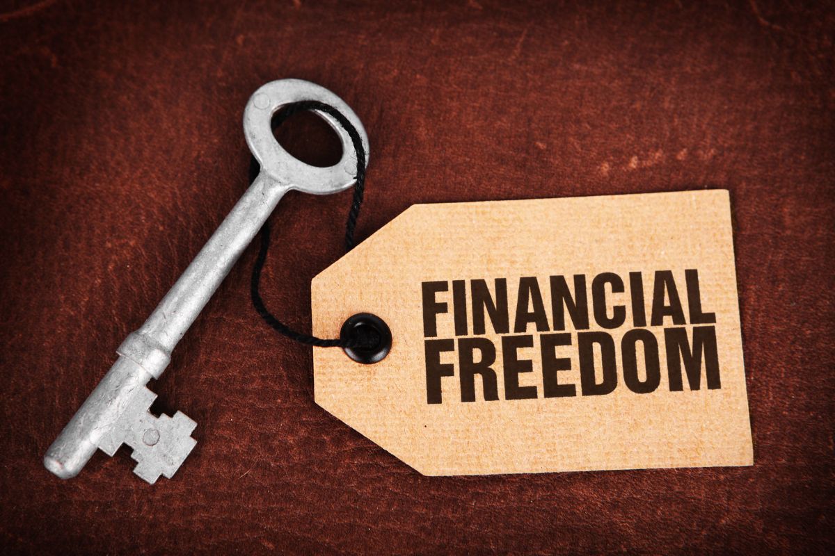 The image shows a key and tag with financial freedom wording.