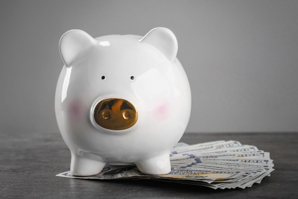The photo shows the best money-saving hacks.