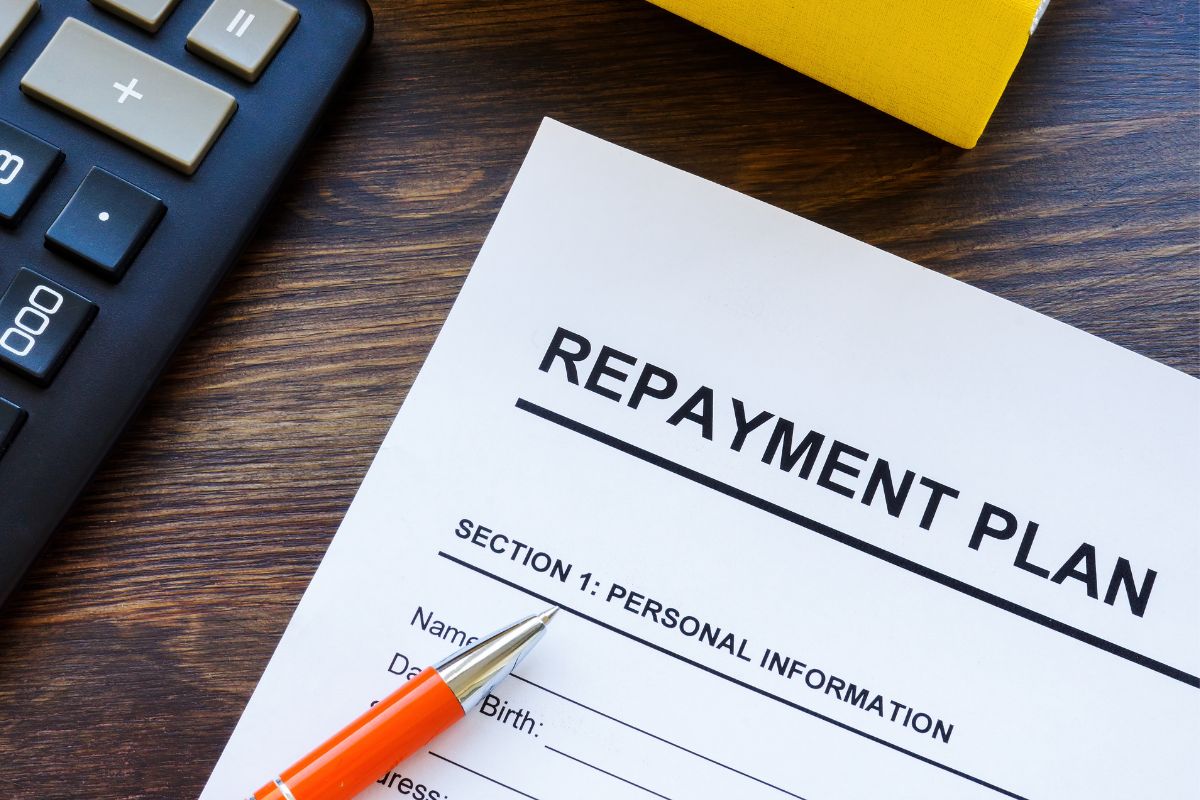 The photo shows a paper with repayment plan wording.