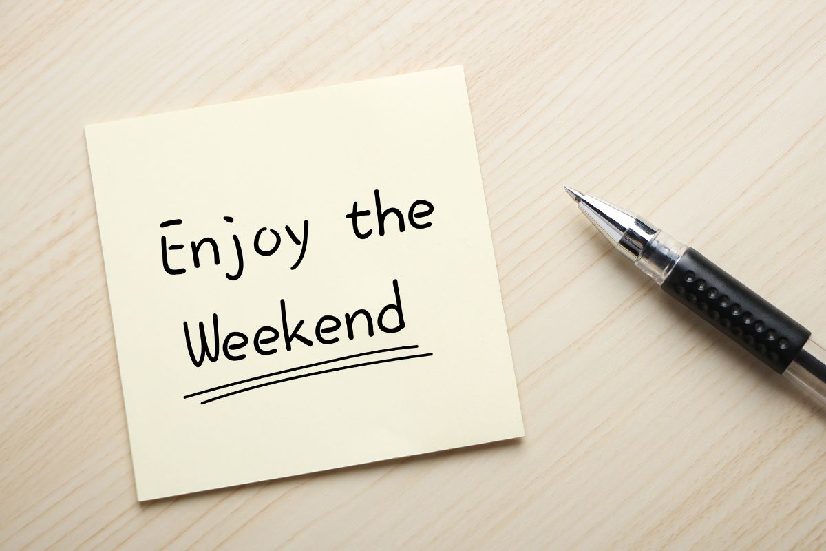 The image shows a pen and paper with the weekend wording.