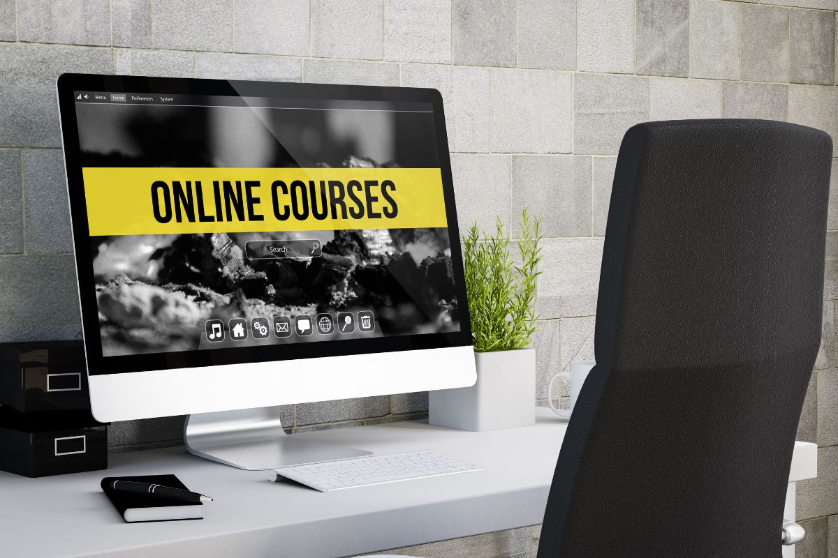 The picture shows a monitor with online courses wording.
