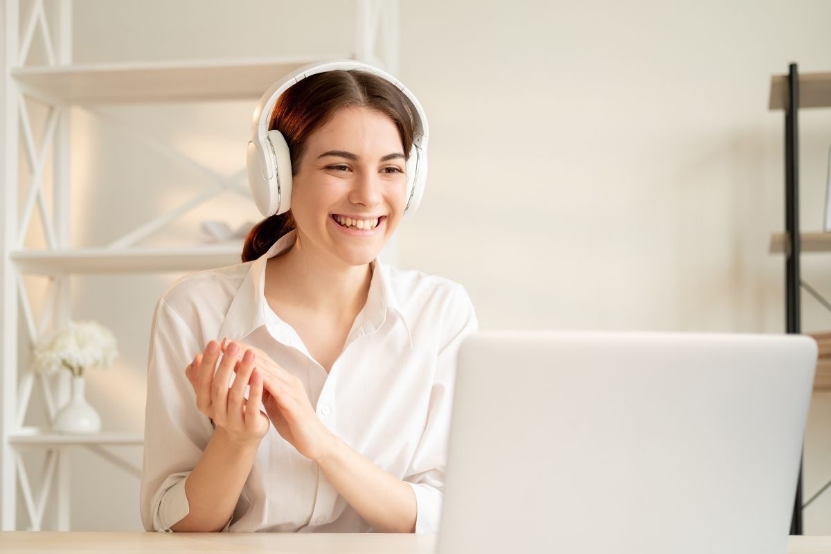The picture shows a young lady working as a life coach.