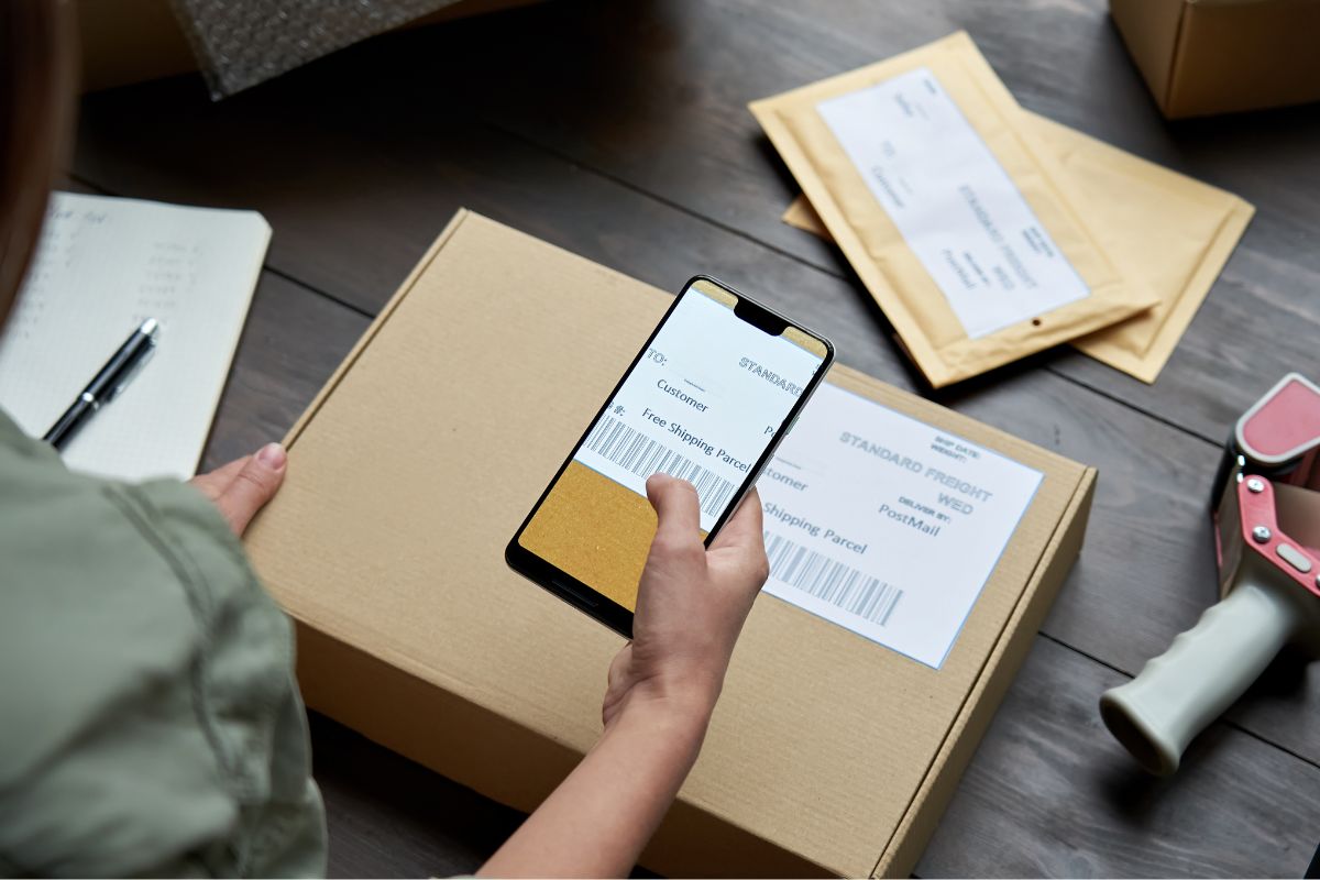 The picture shows a woman working as a Dropshipper.