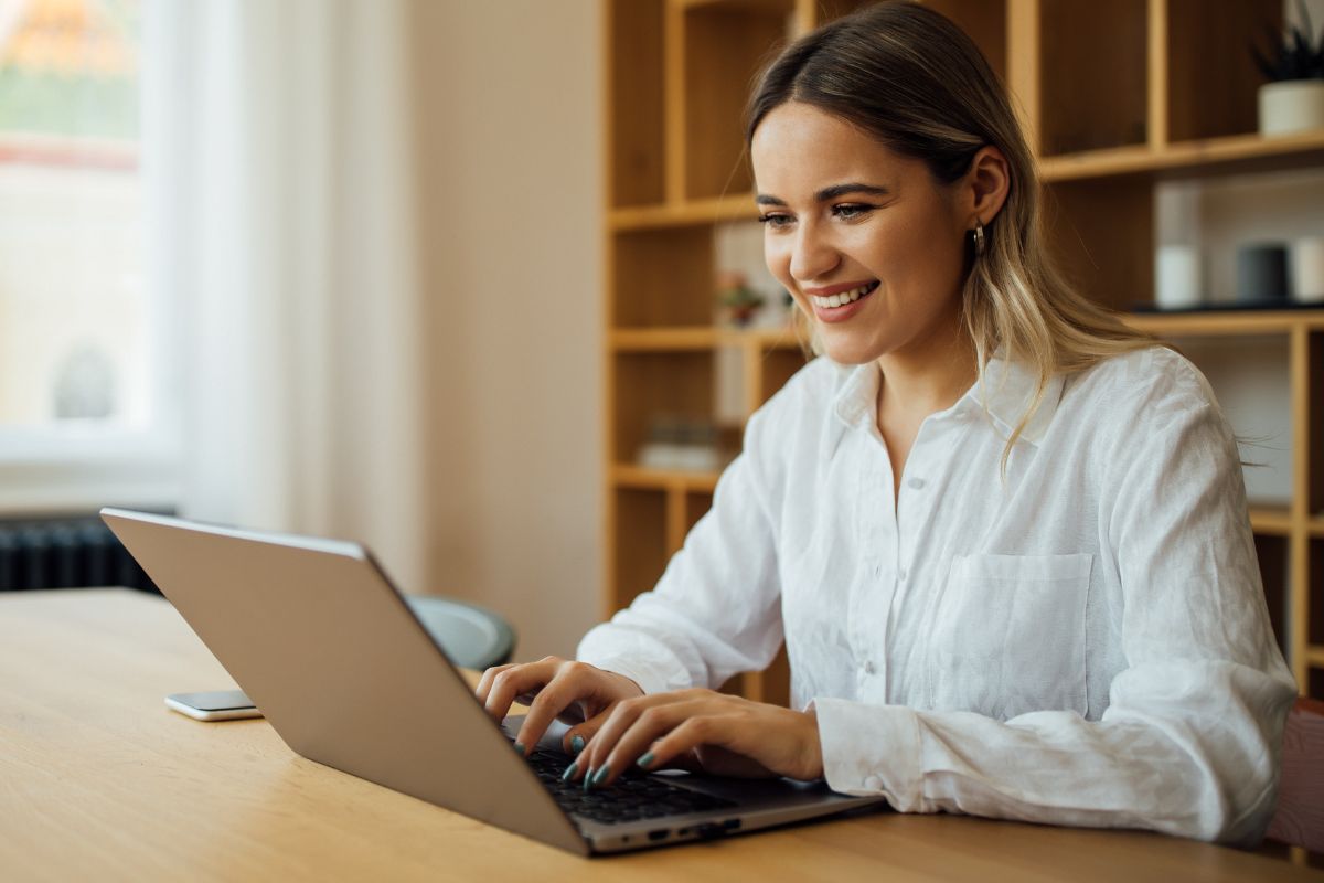 The image shows an online moderator.