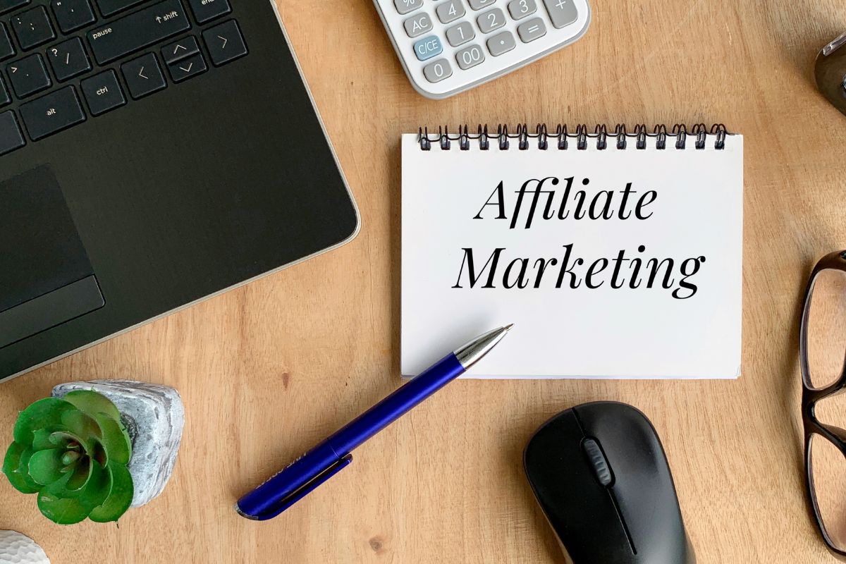 The image is about a notebook with affiliate marketing notes.
