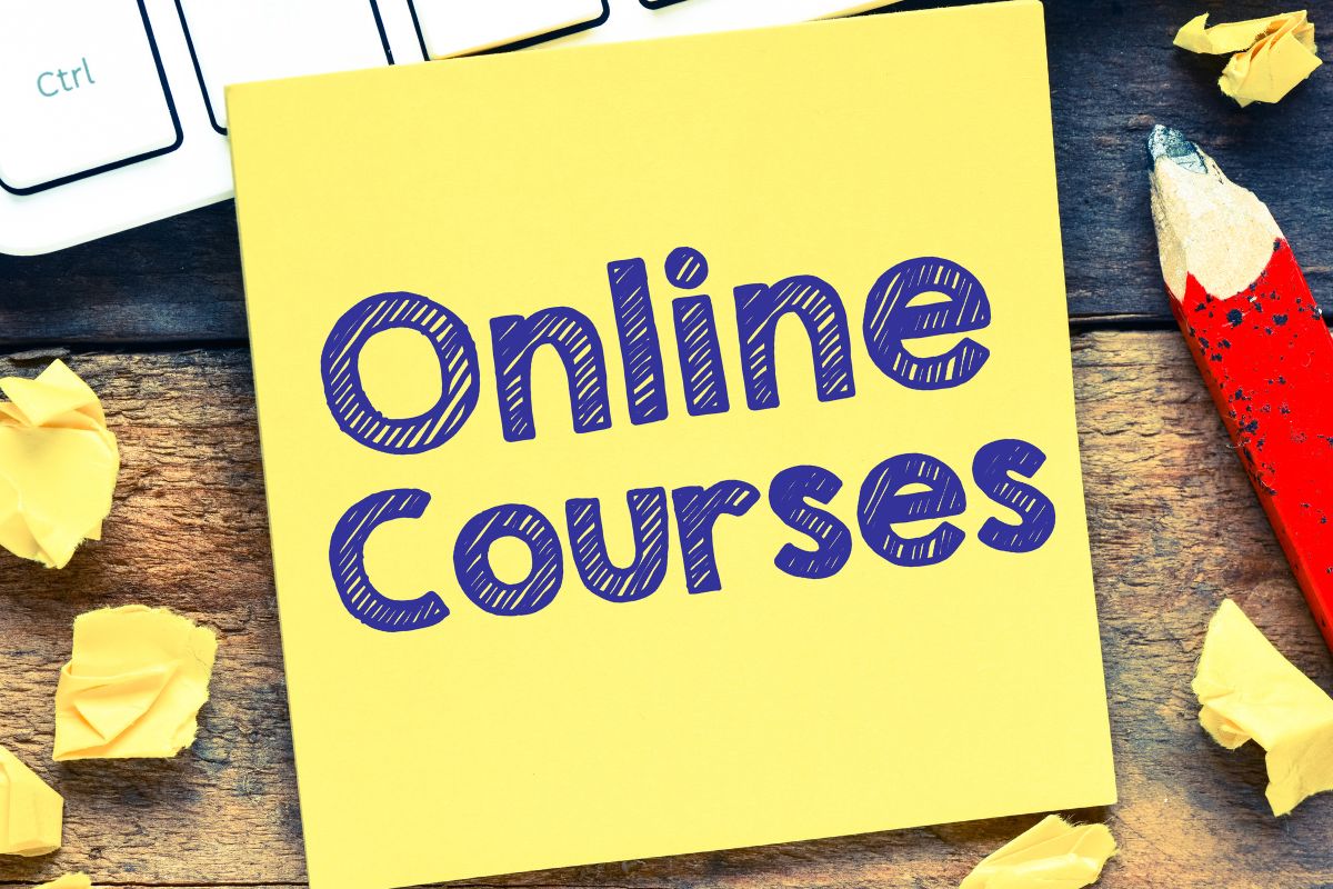 The picture is about a paper with online course notes.