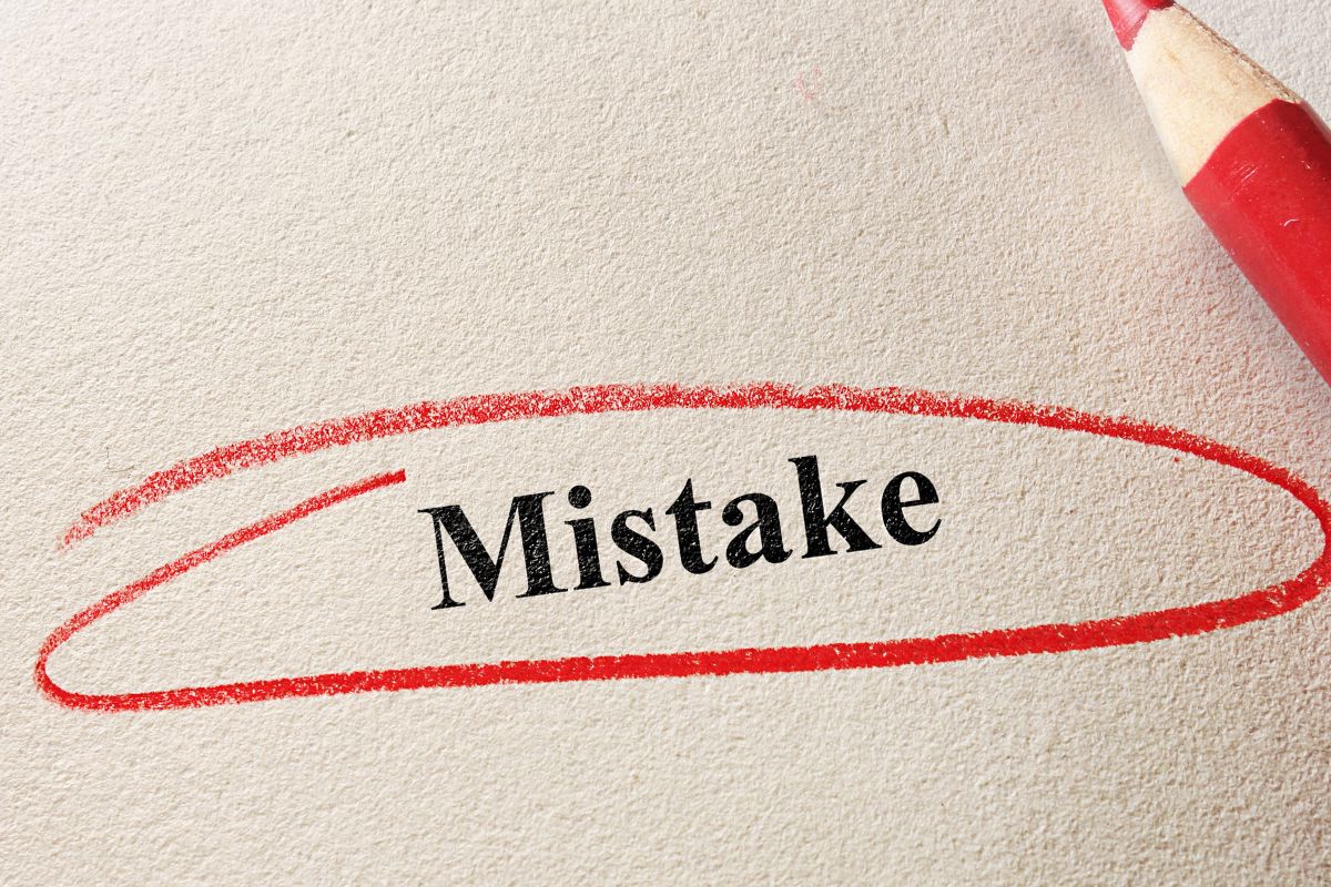 The photo shows a pen and a mistake wording. 