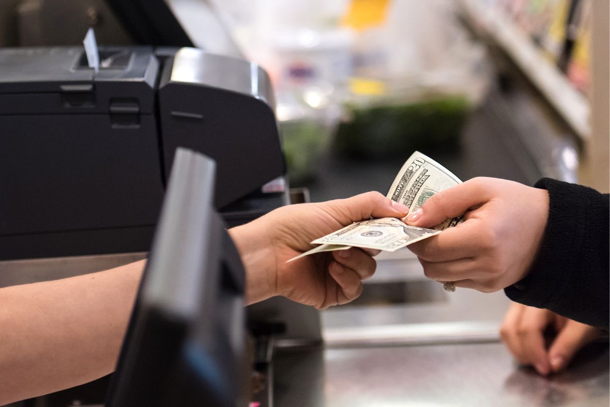 The image shows a cash-only week challenge.