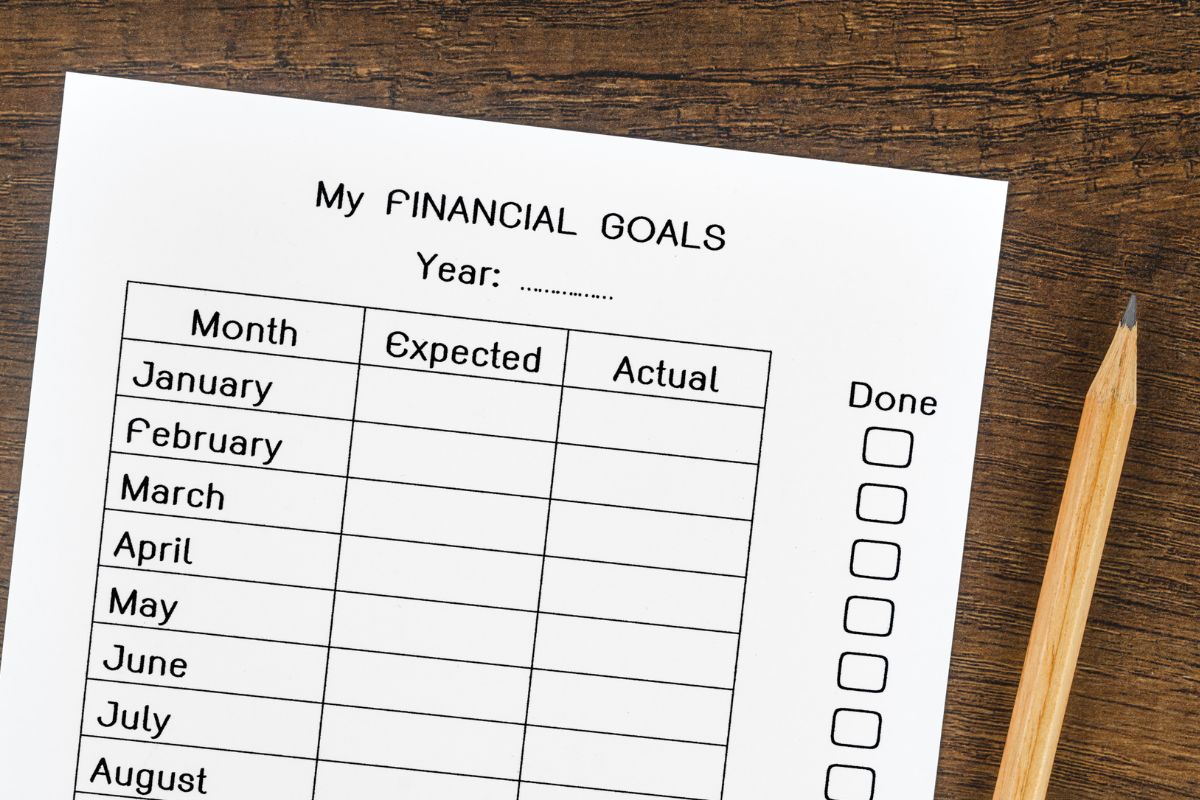 The picture shows a pen and paper with clear financial goals.
