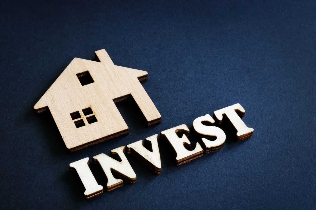 The image shows invest word and a house figure.