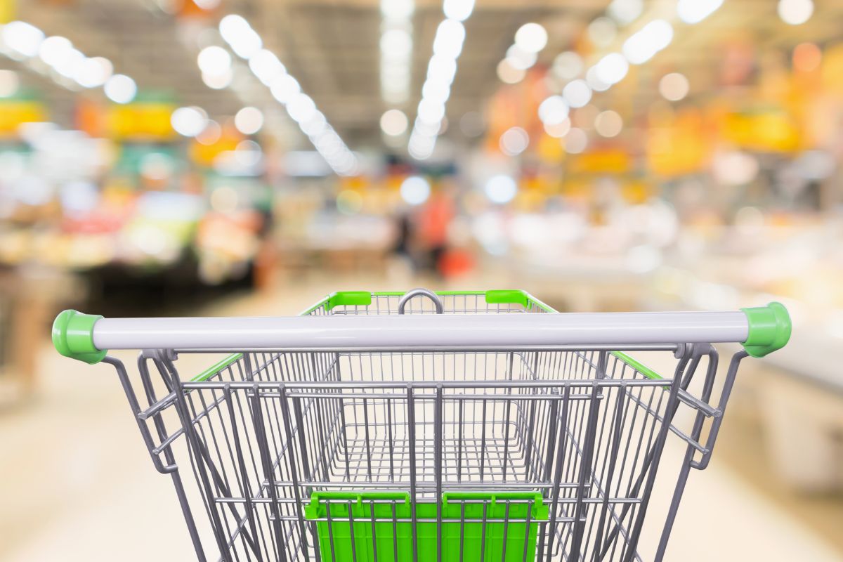 The photo shows a cart to challenge one week without grocery shopping.