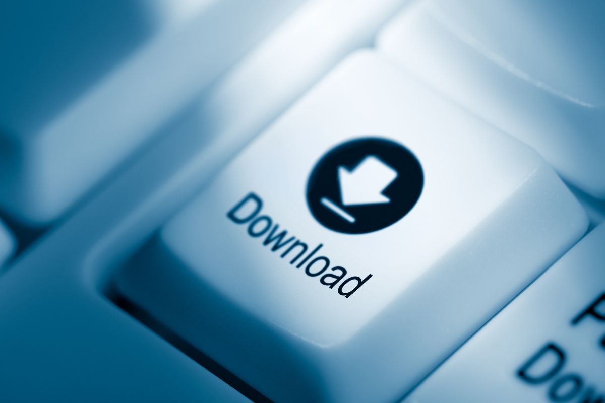 The photo shows a keyboard with download wording.