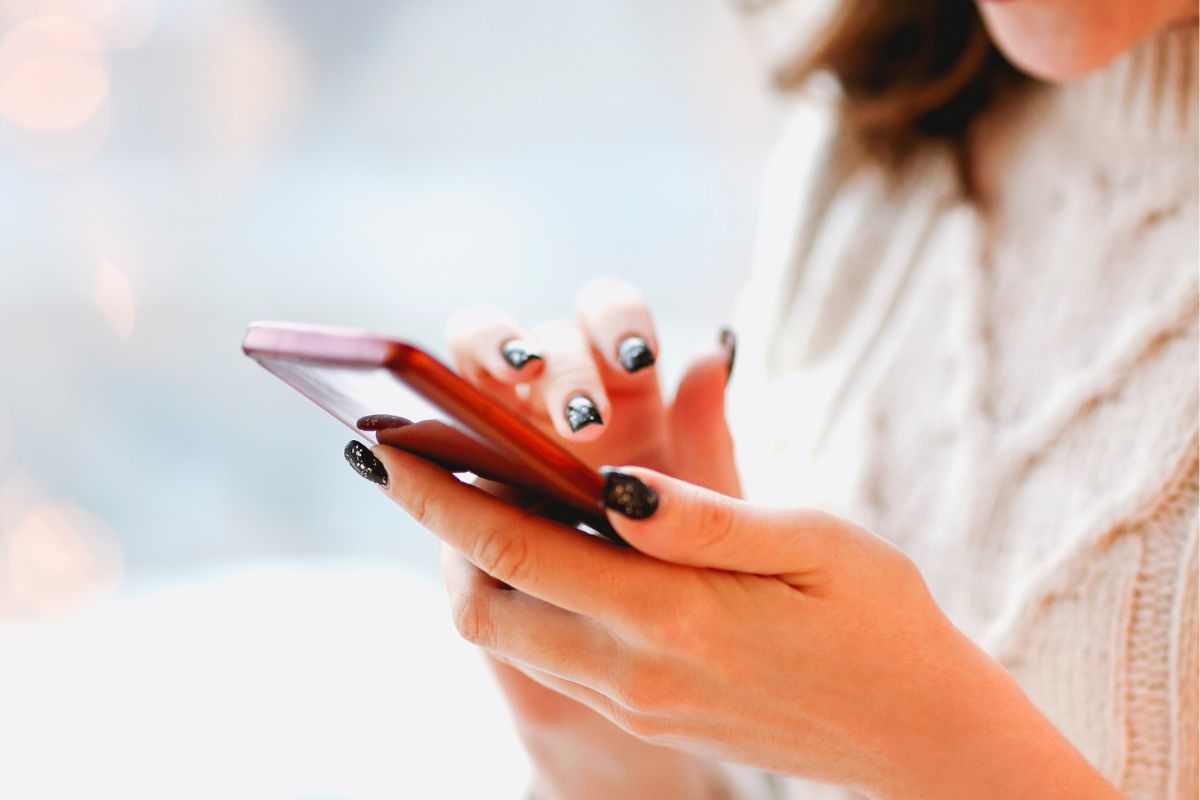 The photo is about a lady limiting phone distractions.