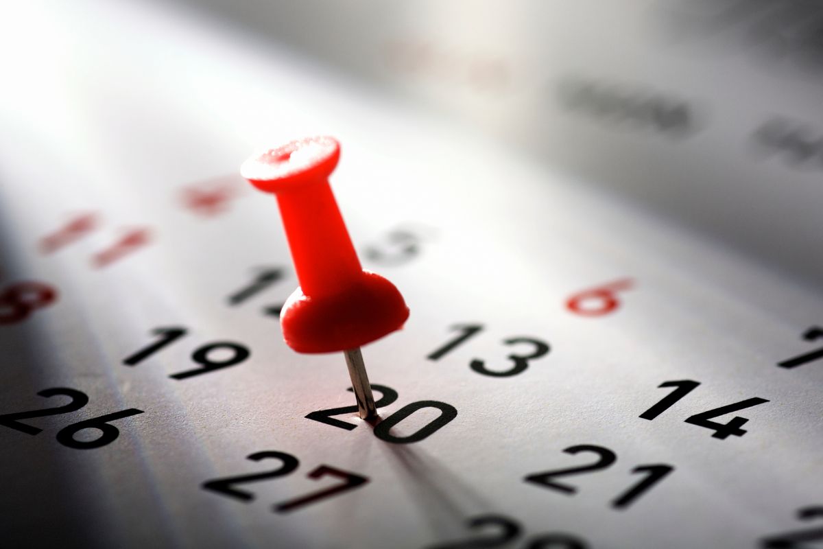 The picture shows a calendar with a pin.