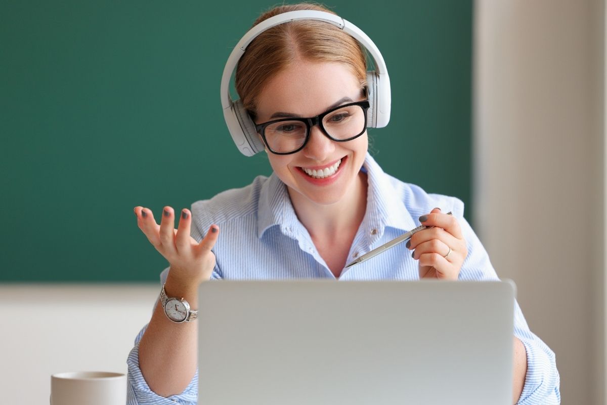 The image shows a woman tutoring students online.