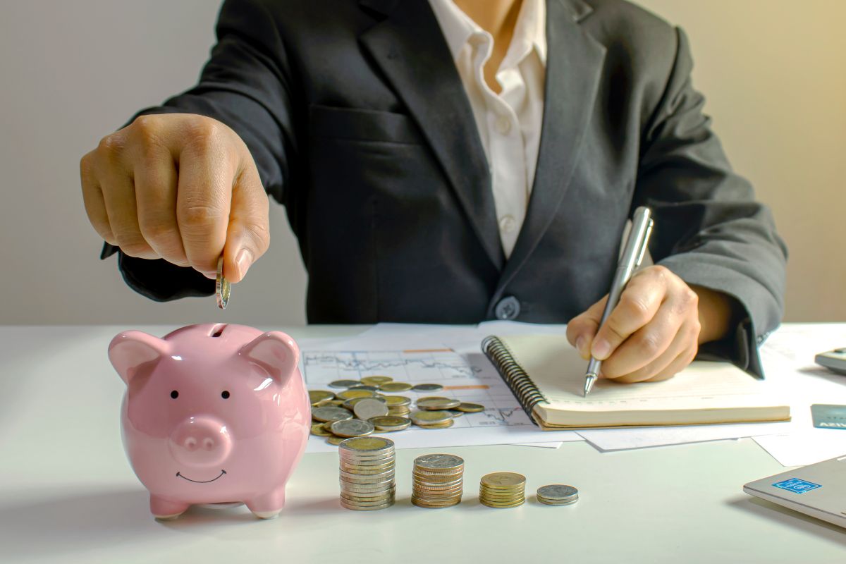 A picture of someone trying to look out for his spending.
