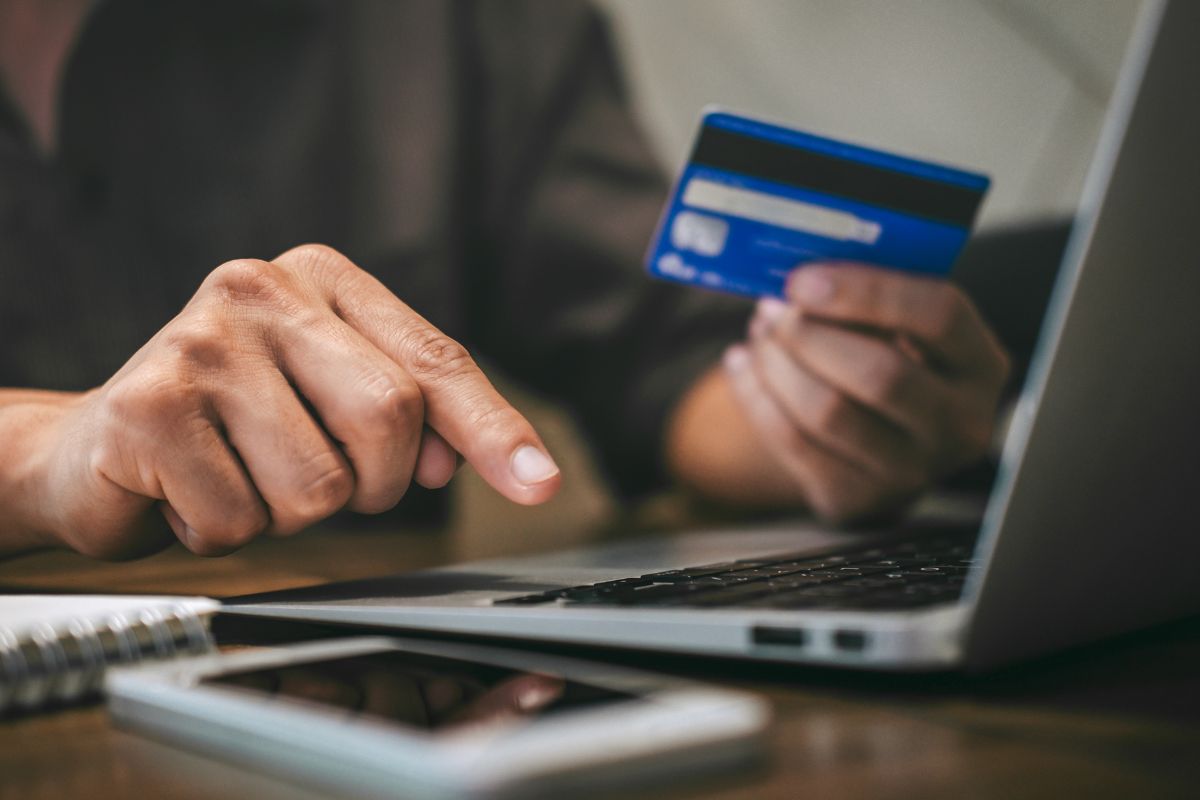 A picture of a man's credit card.