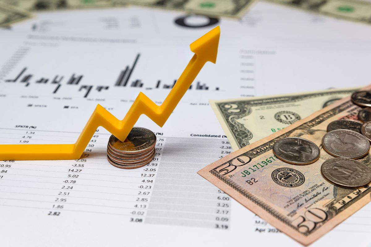 Illustration of money increasing.